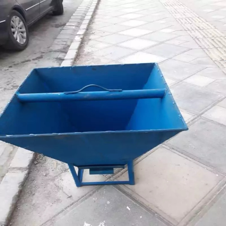 باکت بالابر ساختمانی قرار گرفته روی زمین